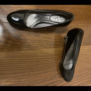 Short black shiny heels size 8